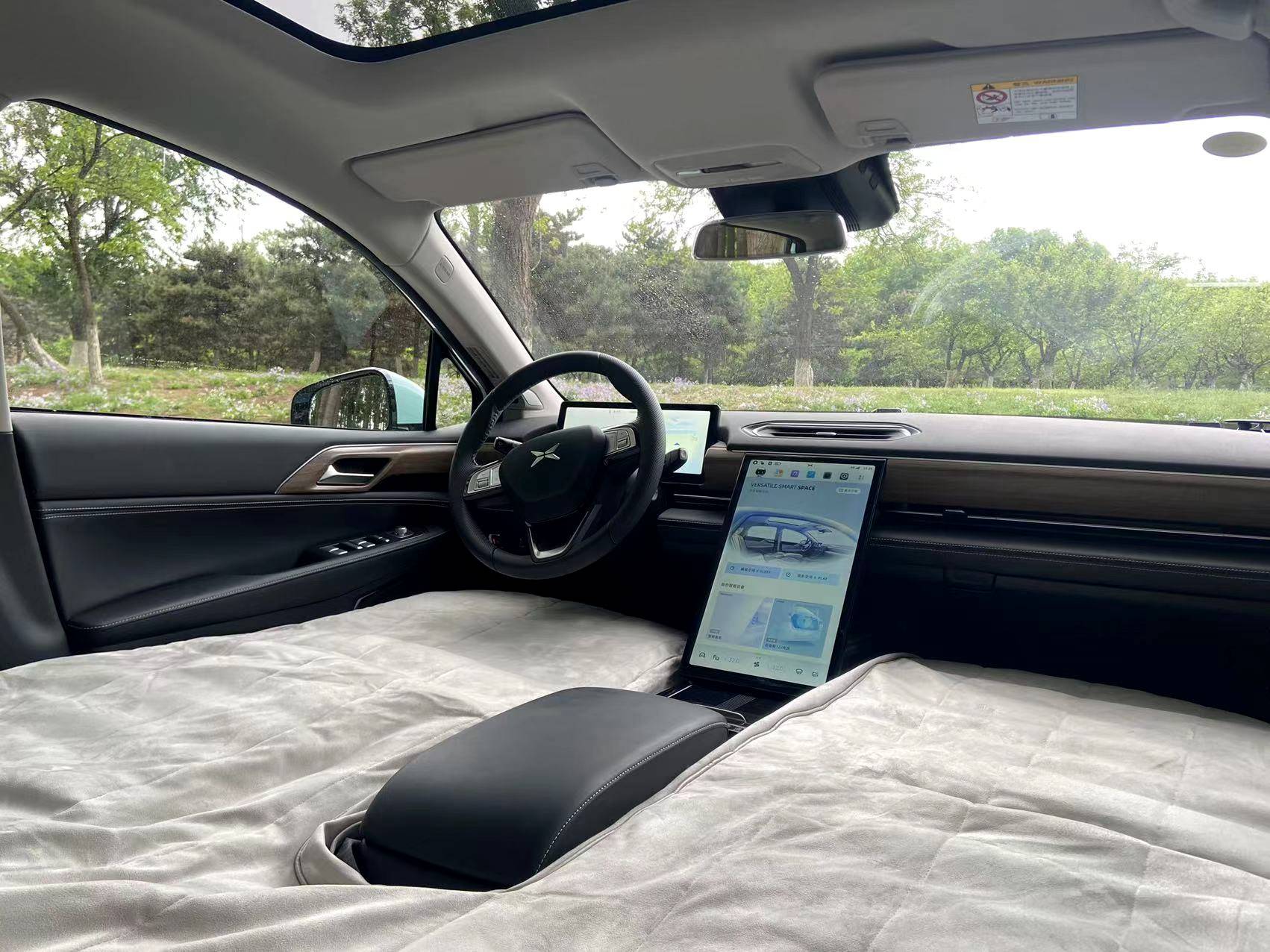 “解放双手”+大床影院，小鹏P5转科技露营