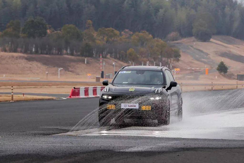 小车也有大空间，这几款车竟能轻松装下四个1米8壮汉？