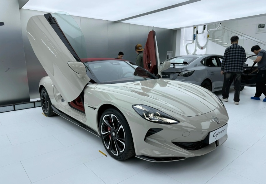 MG跑车Cyberster广州车展正式上市 31.98万起售