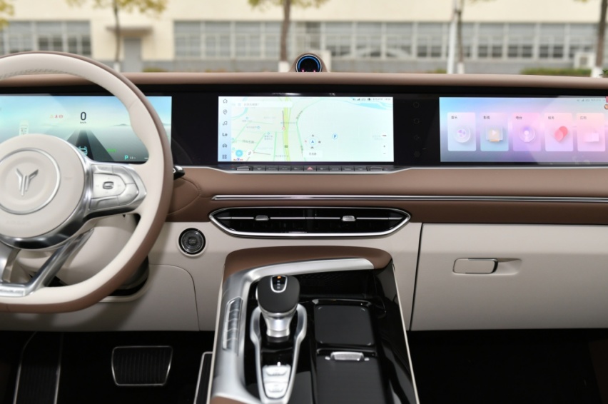 三联屏设计/纯电续航318km 岚图FREE 318官图发布