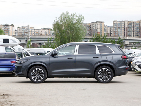 问界新M7 Ultra市场表现强劲，能否超过理想L6？