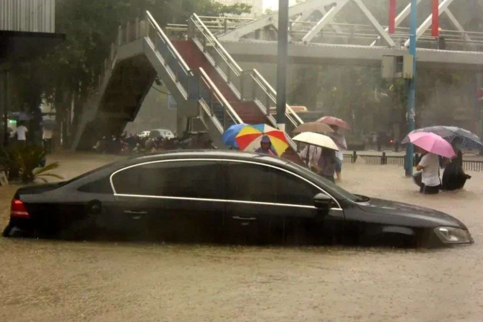 理想败给现实,也撕下了高端纯电的“遮羞布”