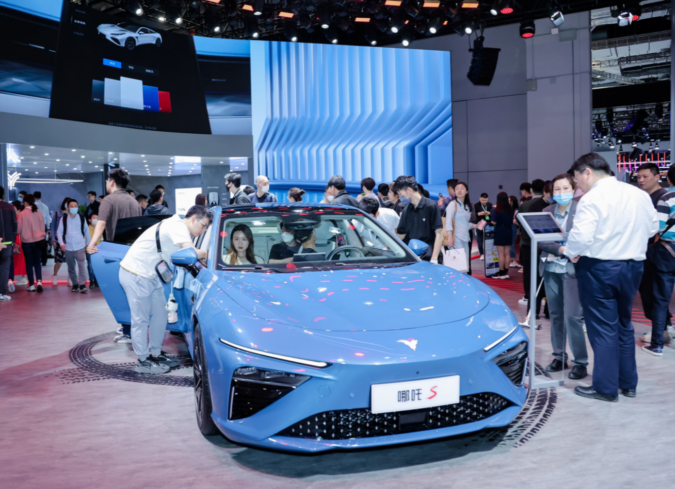 【盖世早报】比亚迪:聘任罗忠良、李巍为公司副总裁;张勇回应哪吒L交付延迟补偿