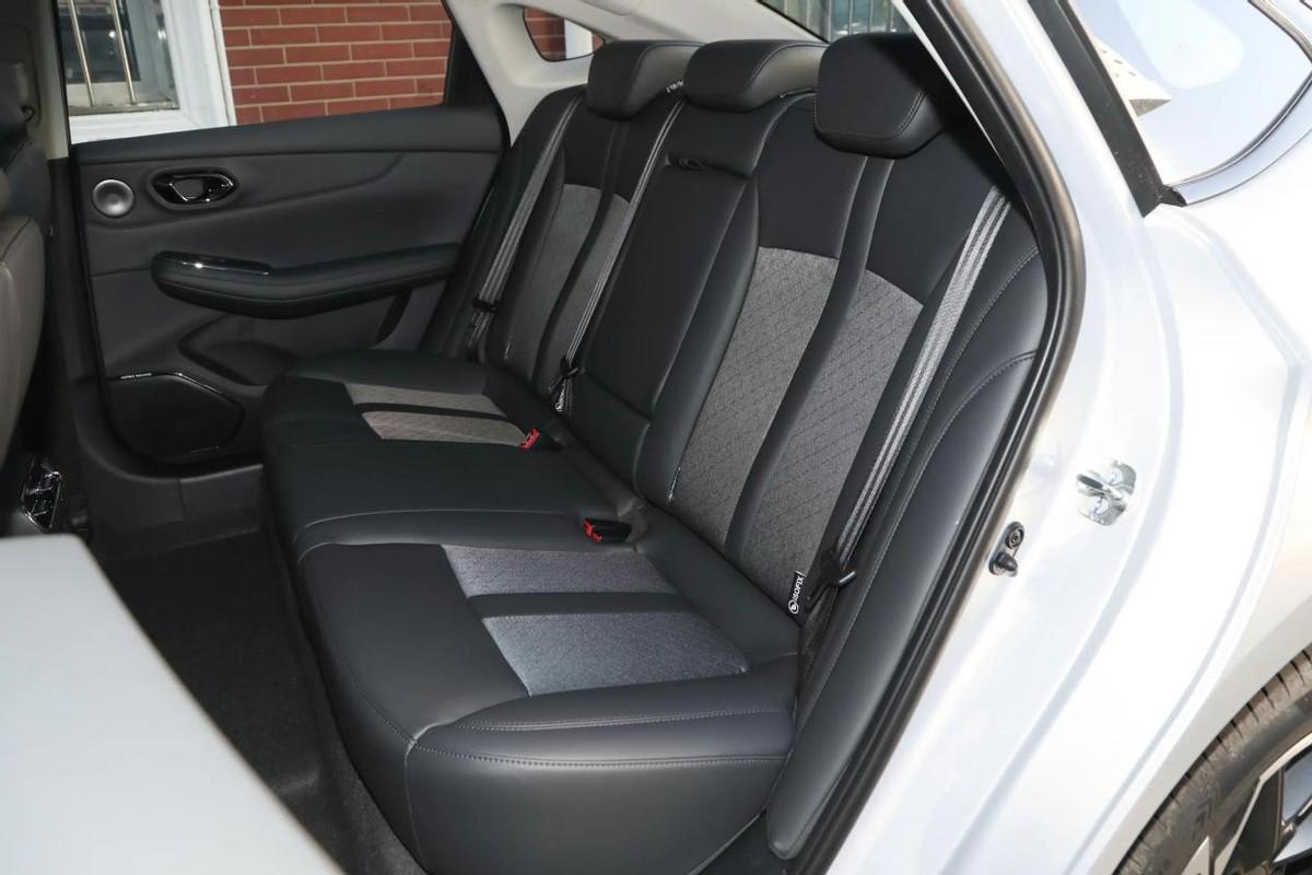 定位家用大空间SUV 五菱星光S内饰官图发布