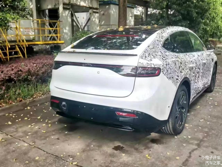 鸿蒙智行首款轿跑SUV亮相,落地智界