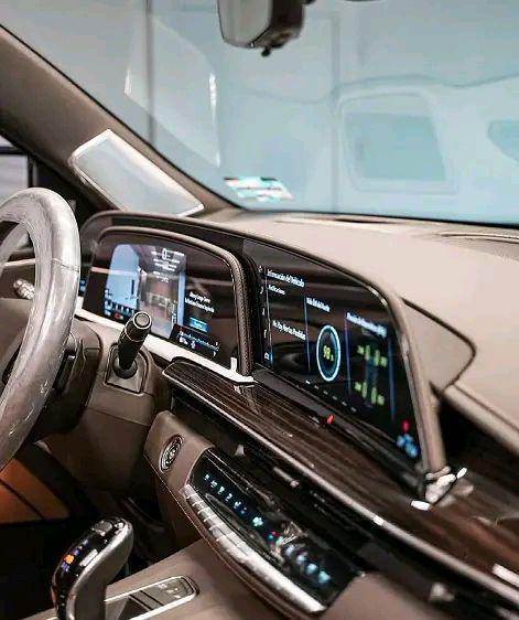 换装55英寸大屏 凯迪拉克新款凯雷德亮相