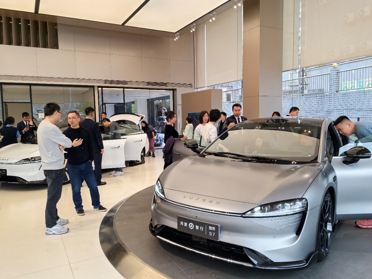 余承东宣布，智界R7将于8月26日亮相