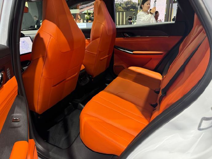 东风风神L7纯电版亮相成都车展 预售价13万元-15万元