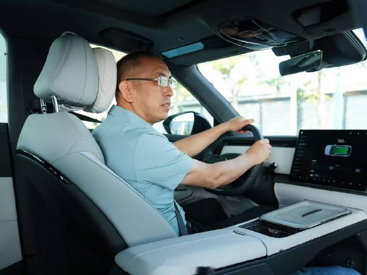 岚图汽车CEO卢放：基于传统燃油车做不了智能车