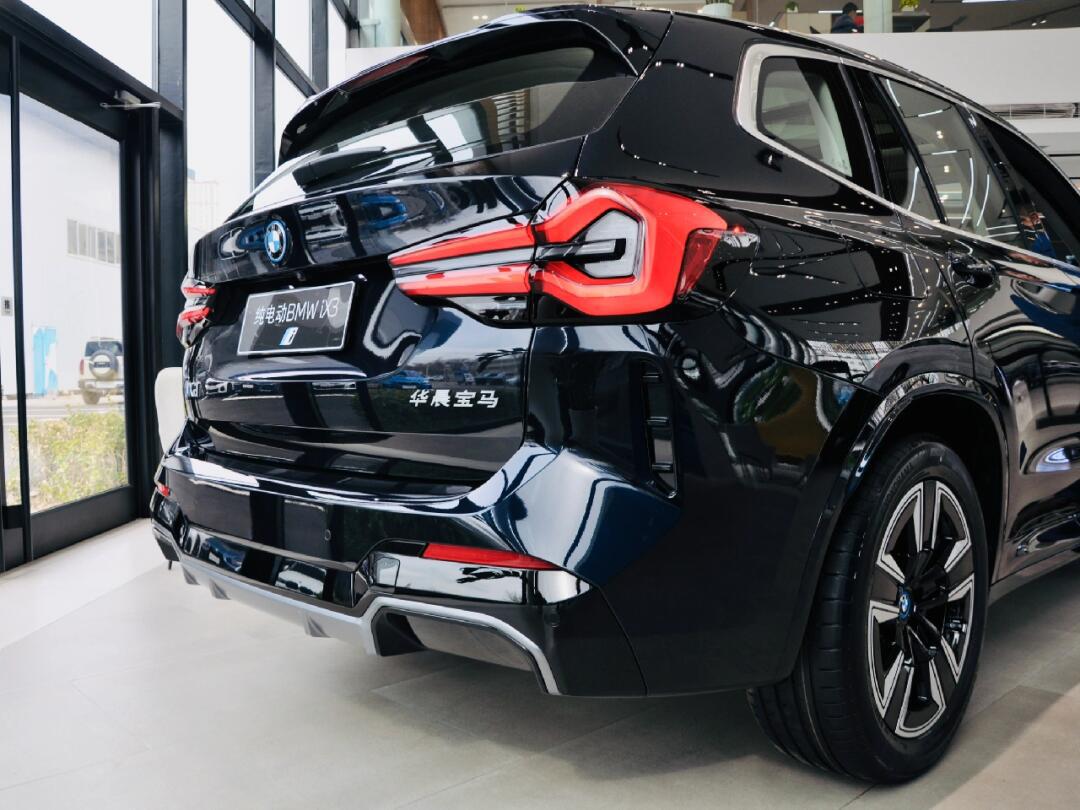 想买宝马的纯电车，你还得再等两年