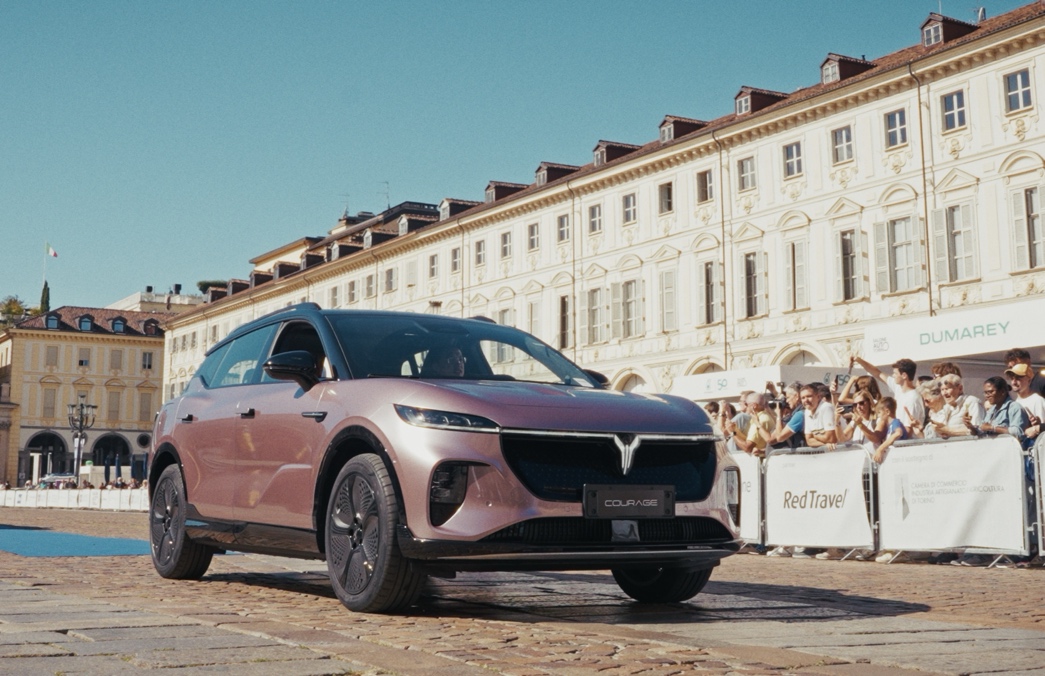 岚图汽车,一边听劝,一边坚持