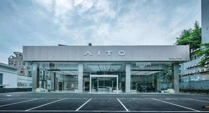 关停BBA、翻建40余家华为智选店，最大4S集团“叛逃”新能源，行业加速变天？