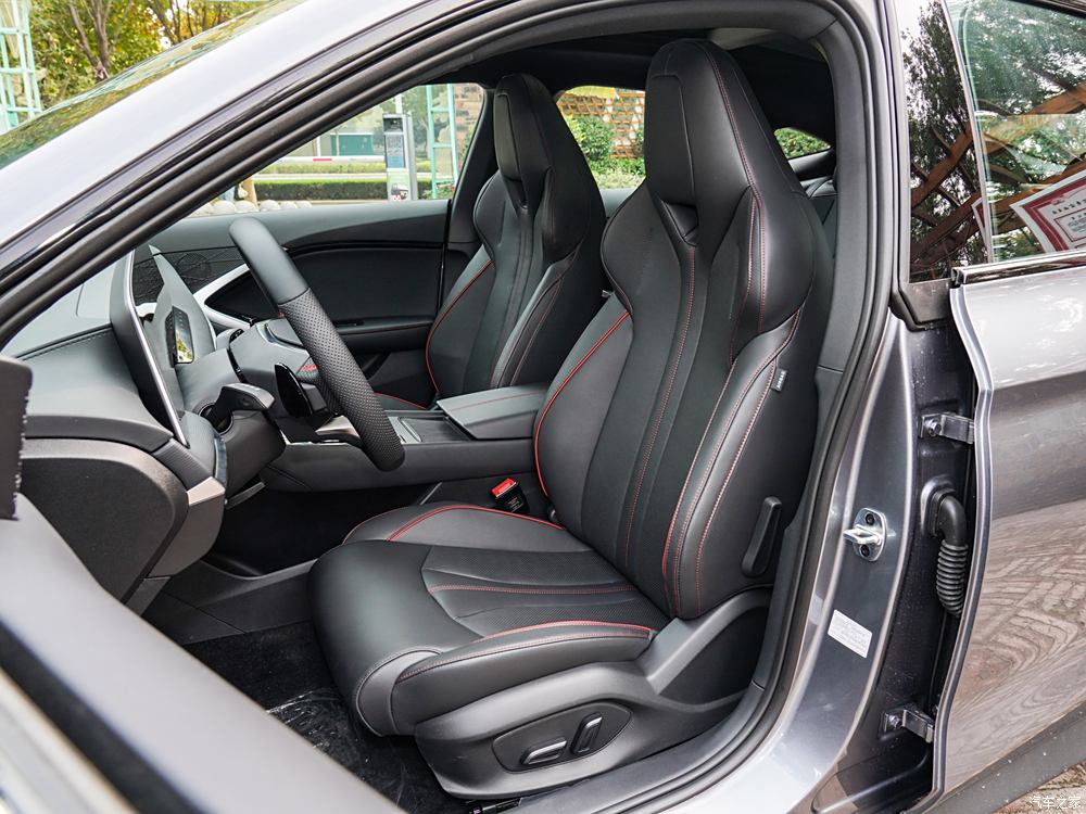 国产“西装暴徒”上新，限时一口价11.29万元的名爵MG7又帅又能打