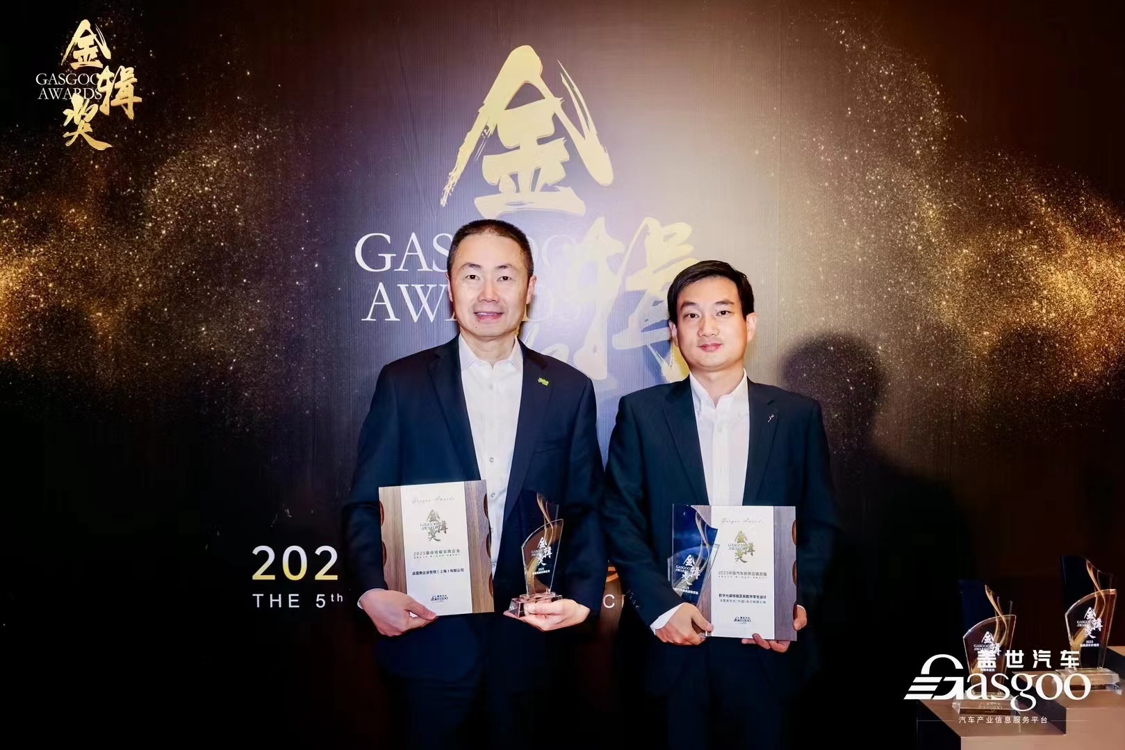 澎湃智能浪潮,中国汽车创新突围开辟新局 | 第六届金辑奖中国汽车新供应链百强