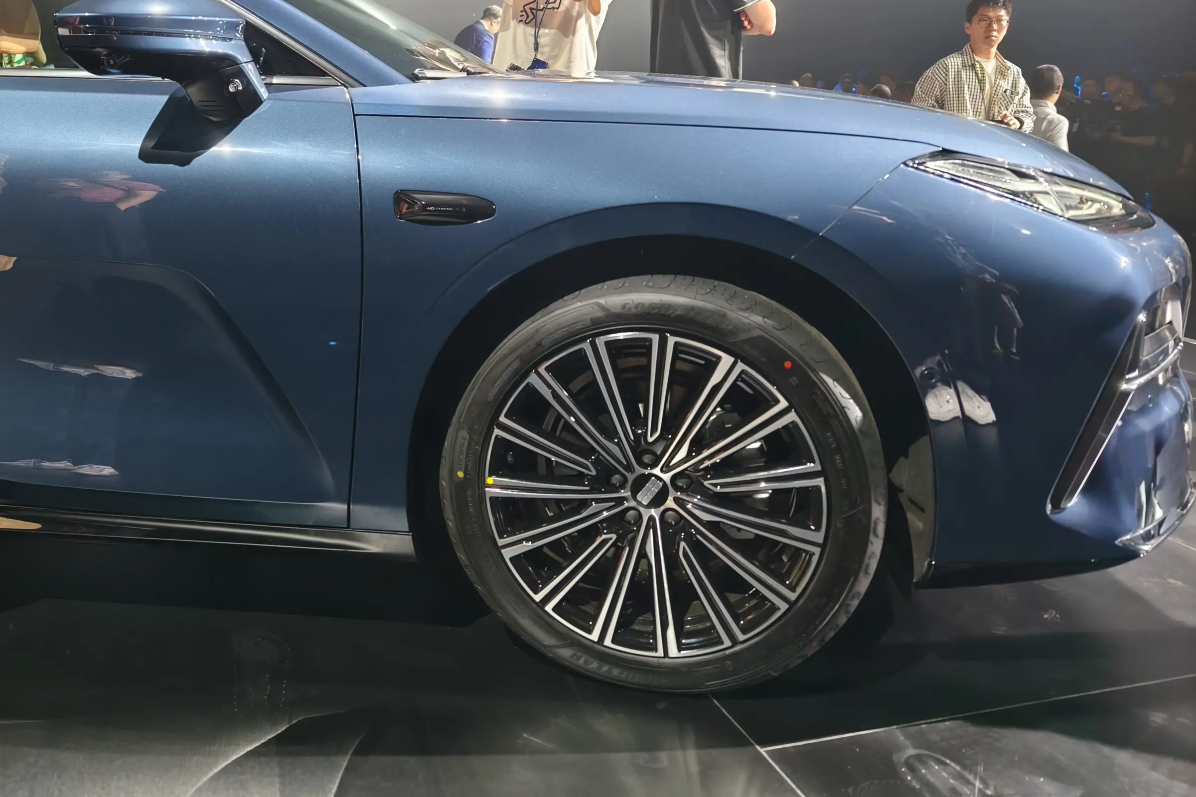 全系标配智驾系统 吉利银河星耀8 EM亮相