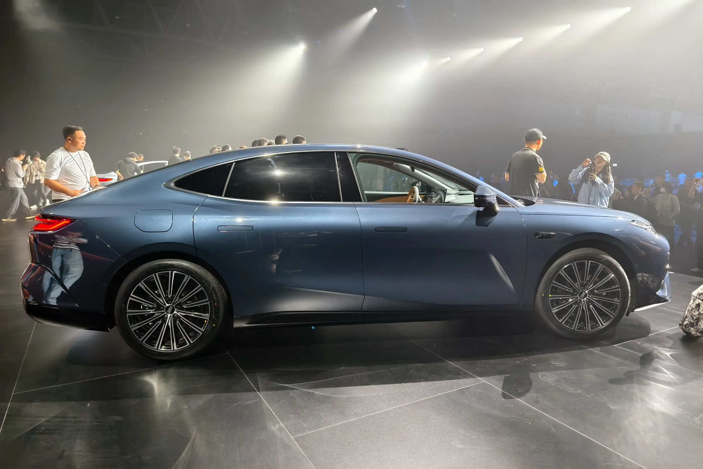 全系标配智驾系统 吉利银河星耀8 EM亮相