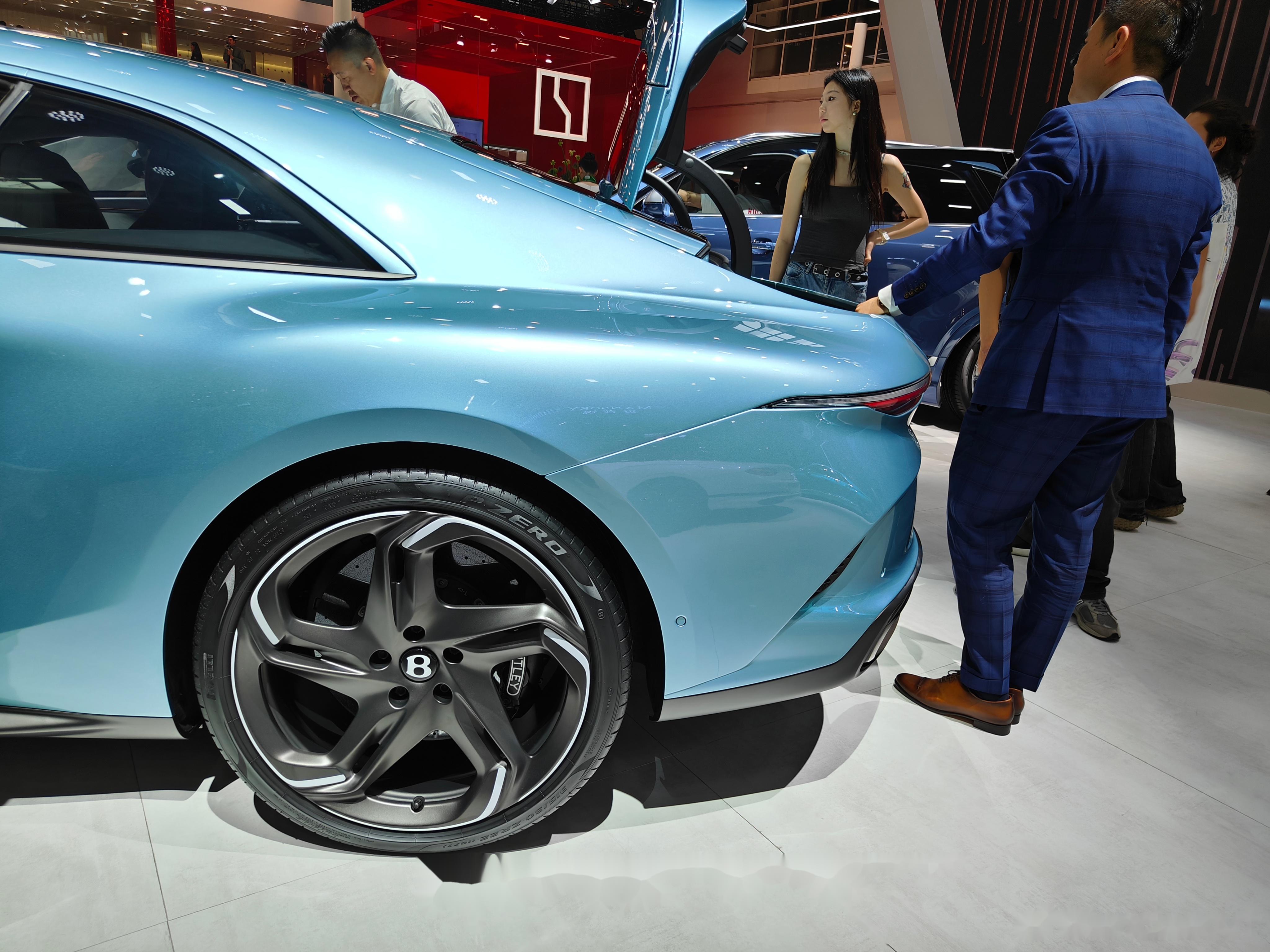 限量15台 宾利Batur Black Rose特别版官图