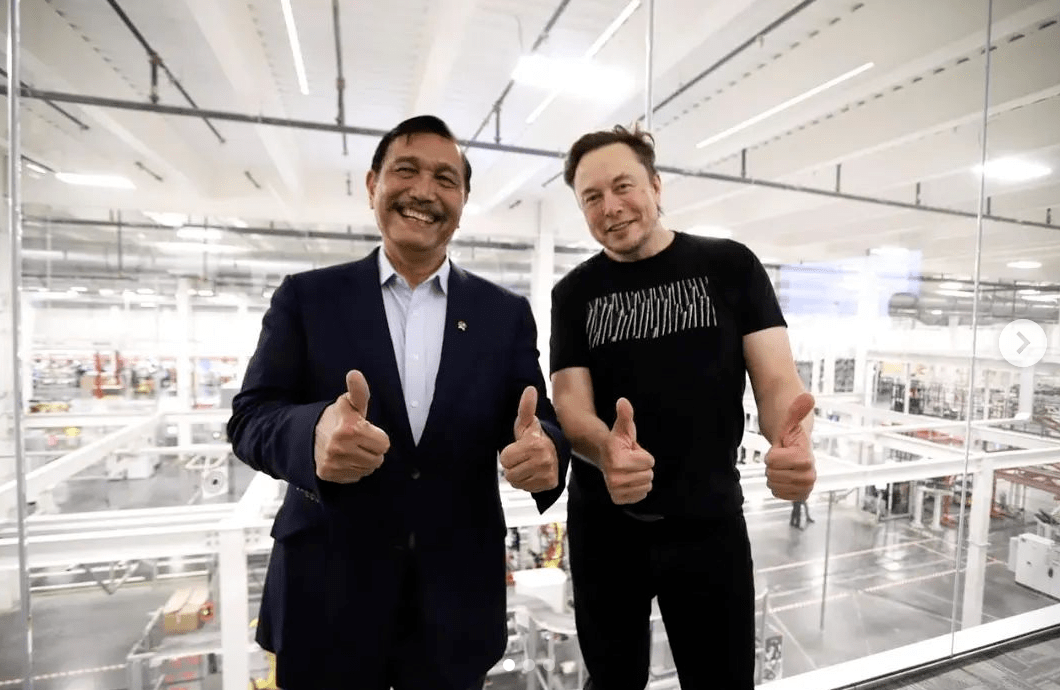 马斯克削减政府成本引不满，美国特斯拉展厅遭大规模抗议