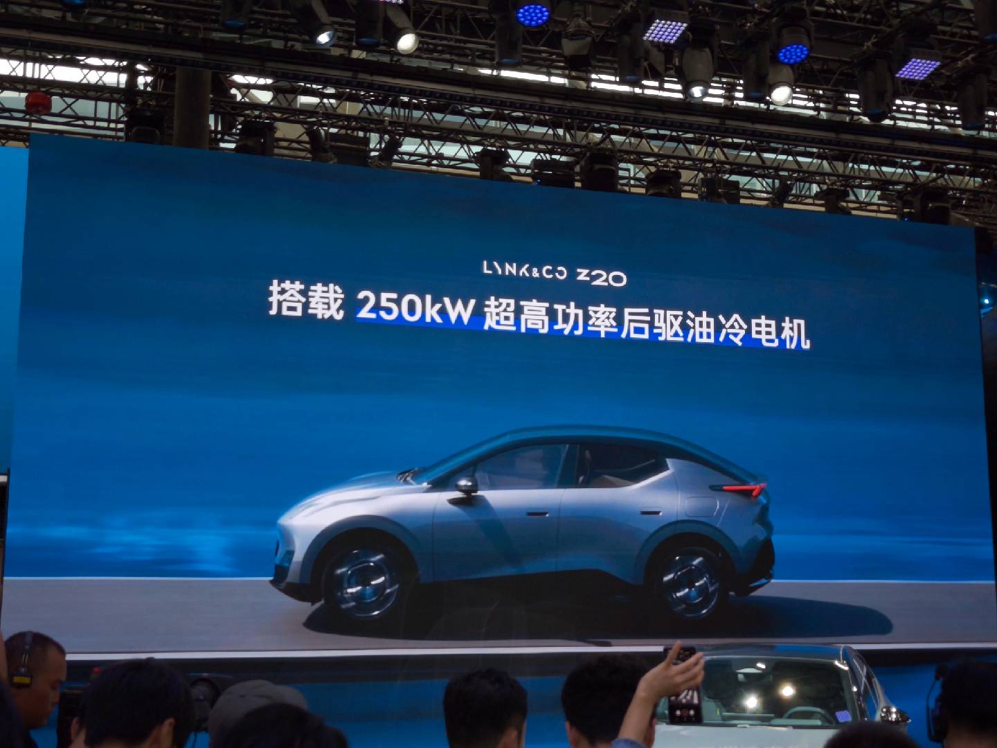 零跑B01全球首秀:定义年轻人的高品质智能轿车新标杆