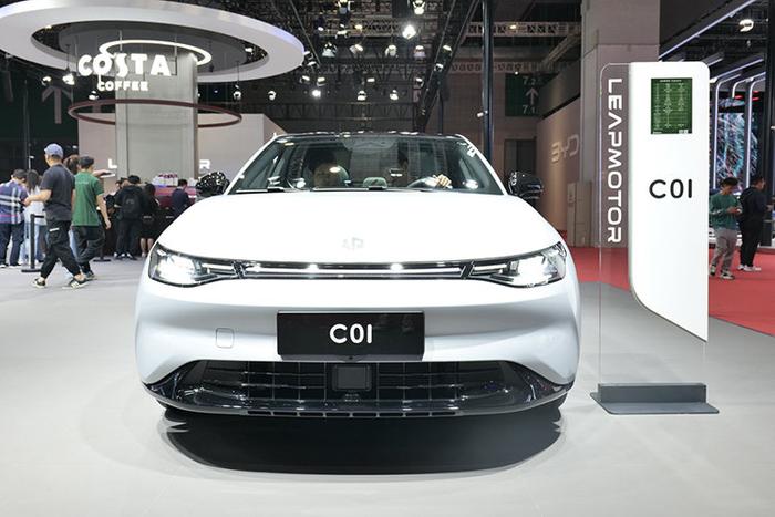 零跑汽车携高颜值高品质产品+暖心服务登陆2025上海车展