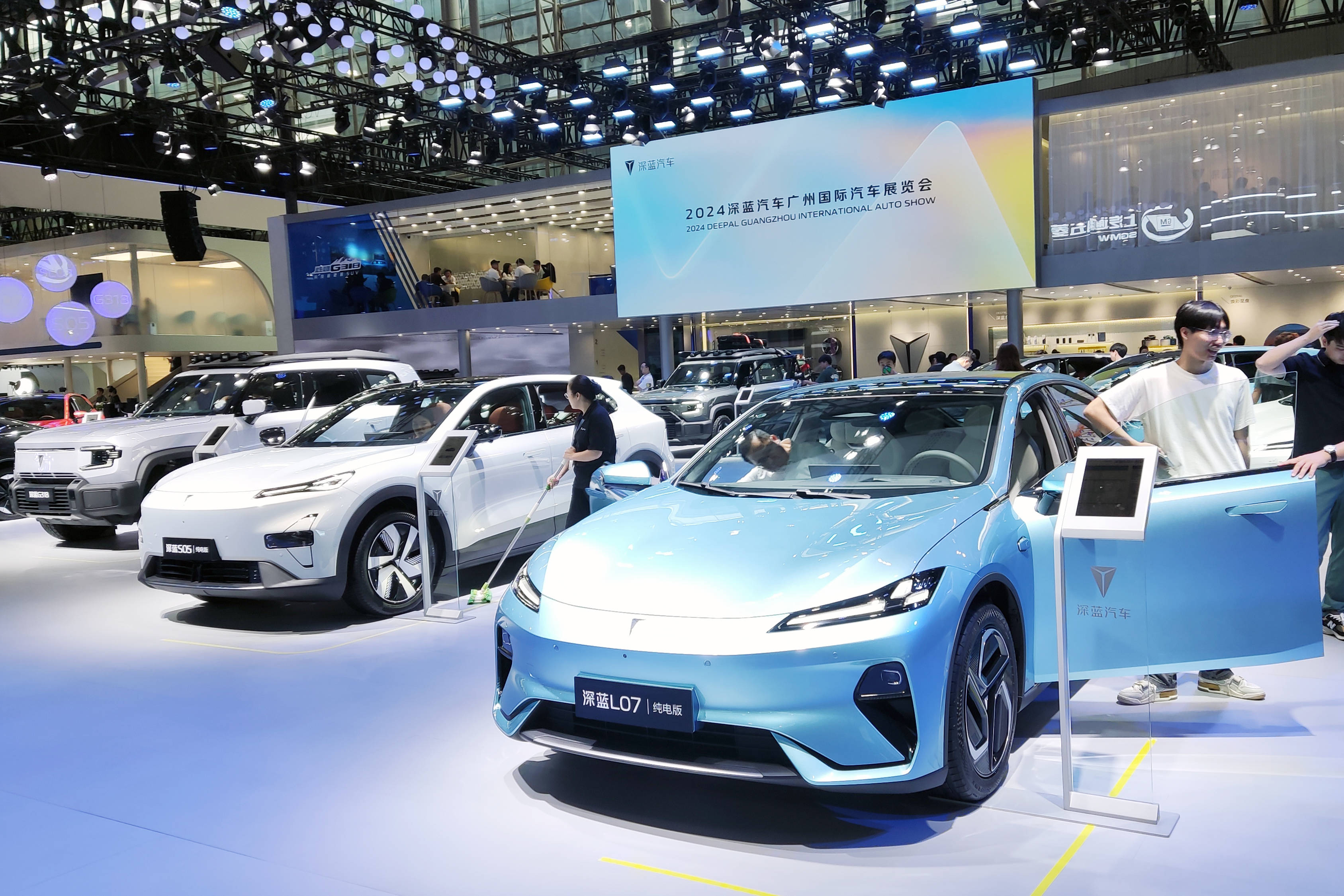 滴滴自动驾驶与广汽埃安前装量产L4车型亮相上海车展