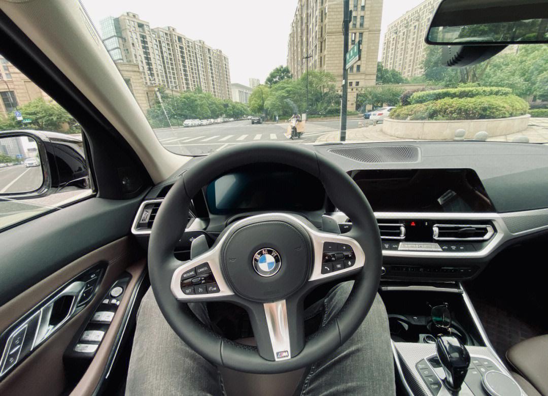 运动中型车标杆 试驾2025款华晨宝马330Li