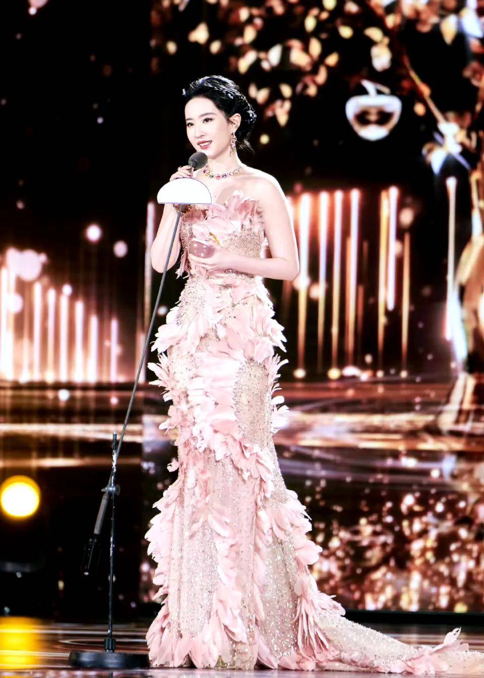 先锋精神共鸣，品牌之夜刘亦菲助力智界“上新”