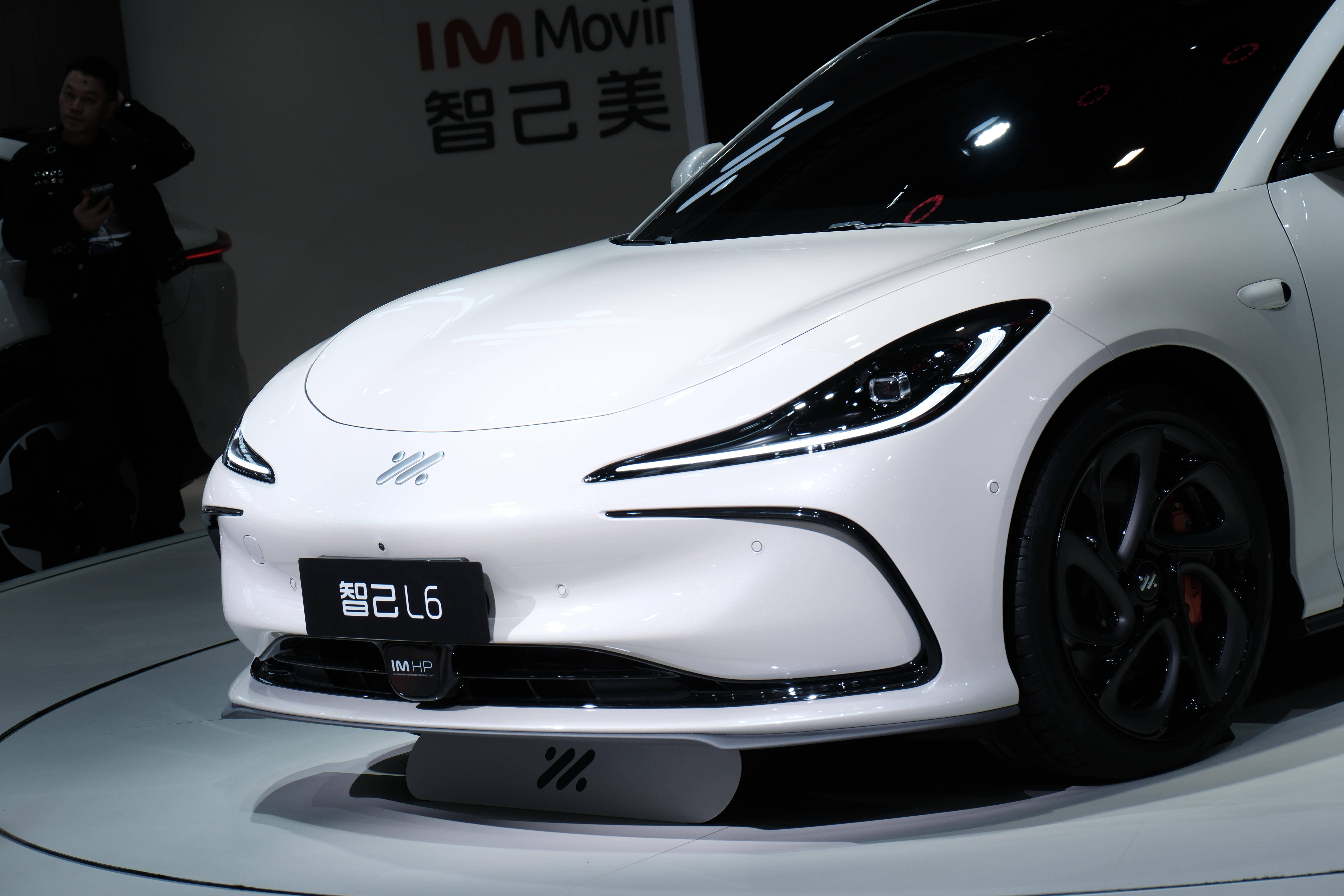 全系标配四轮转向与激光雷达，全新智己L6能否用技术突围？