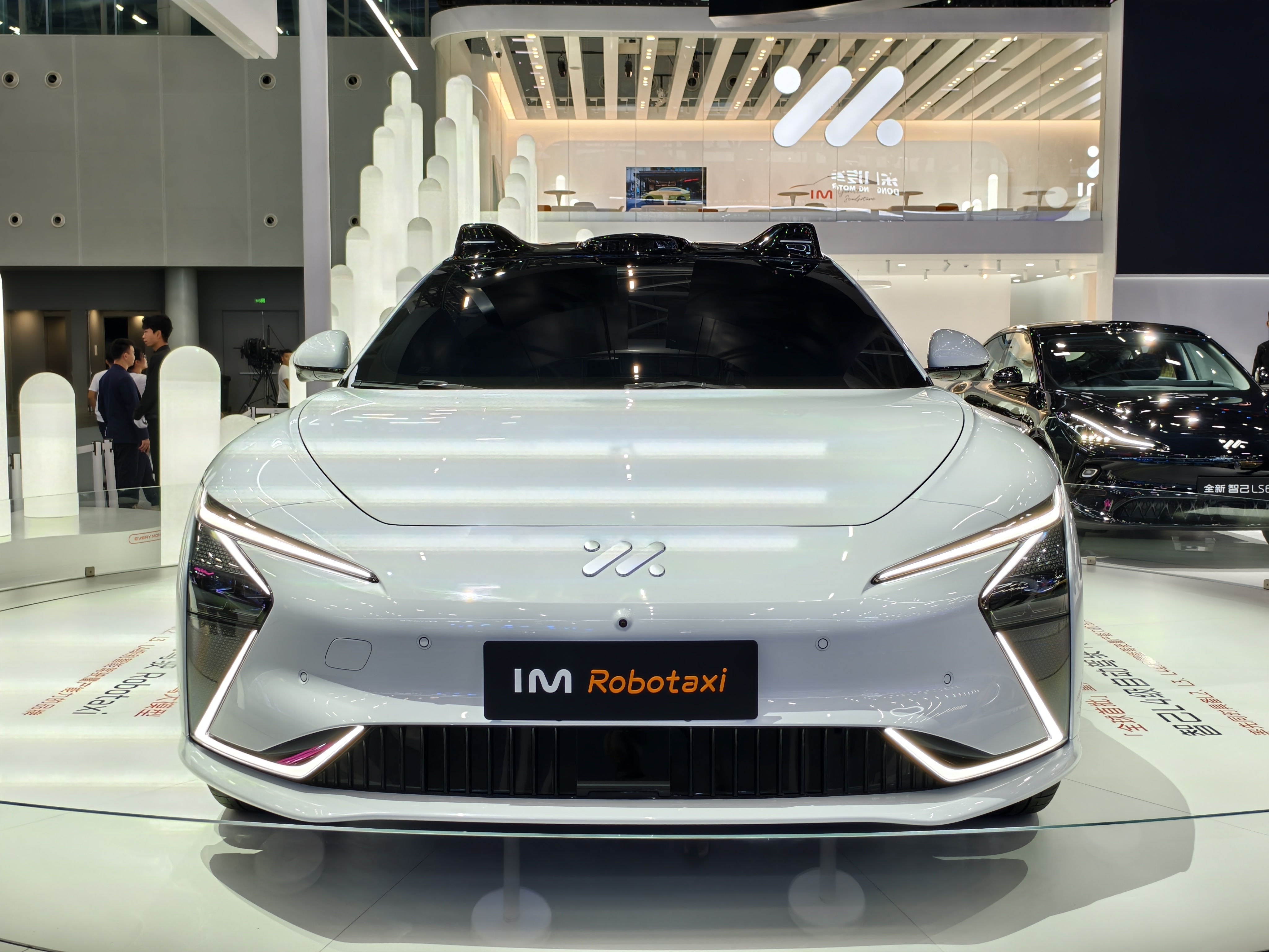 全系标配四轮转向与激光雷达，全新智己L6能否用技术突围？