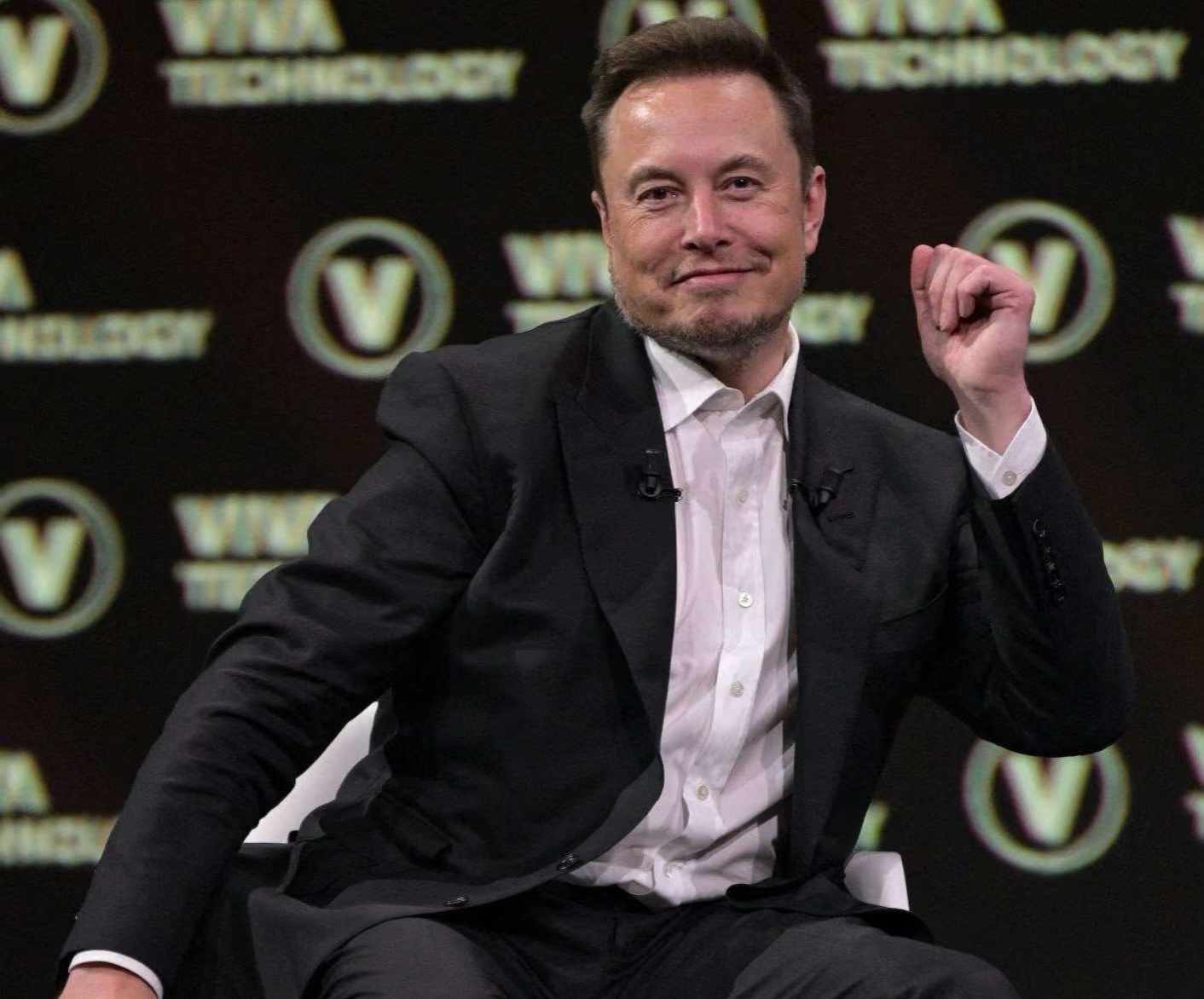 马斯克否认取消2.5万美元电动车项目后，特斯拉高管提出质疑