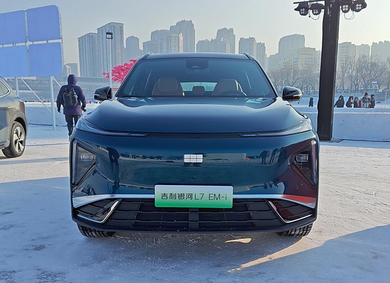 定位中型车 吉利银河A7 EM-i更多官图发布