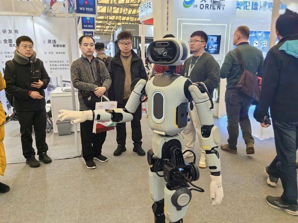 小智一周要闻|曹斌担任梧桐科技CEO;全球首个人形机器人4S店8月亮相