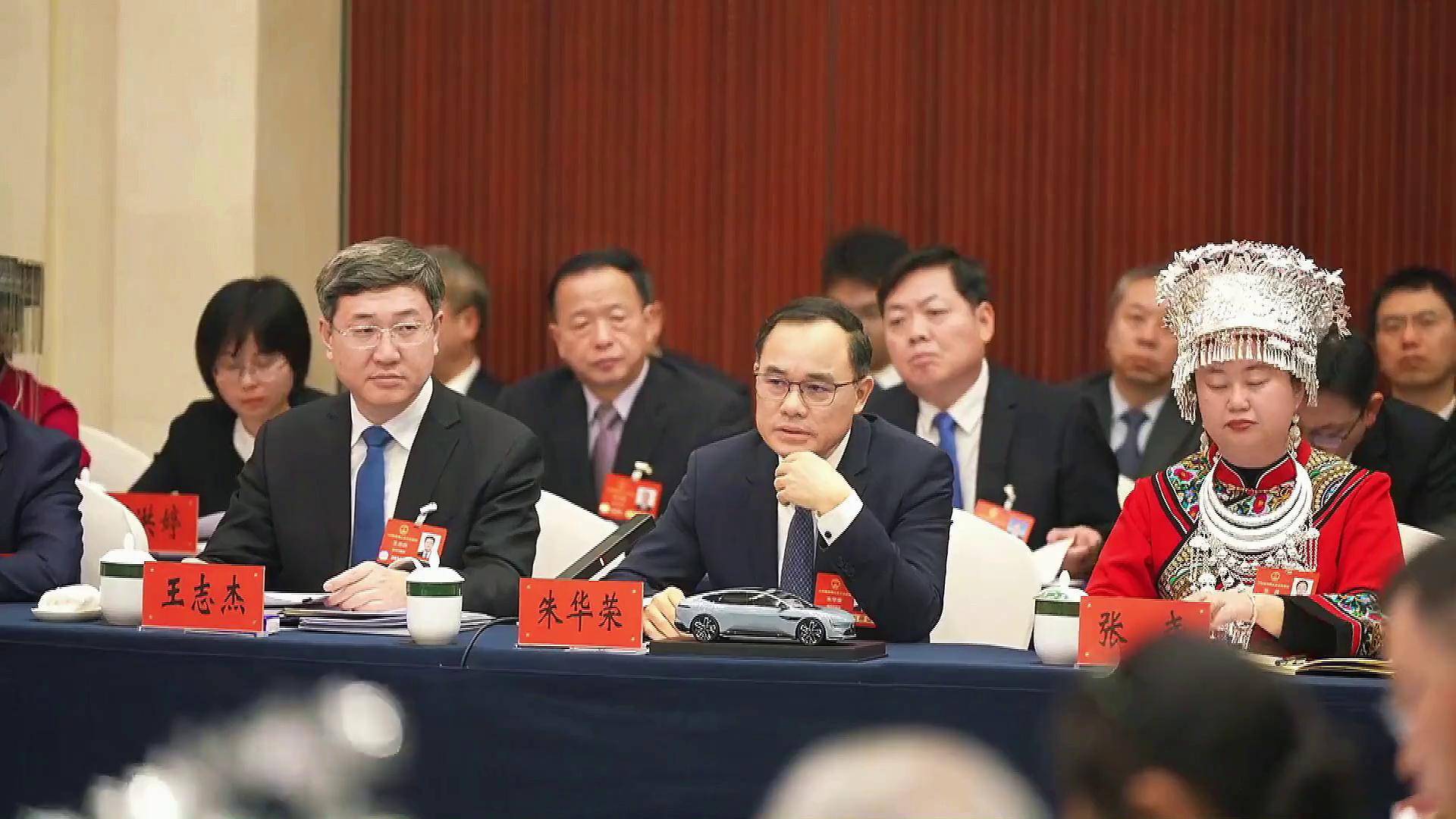 长安朱华荣站台，只为一款“面包车”？