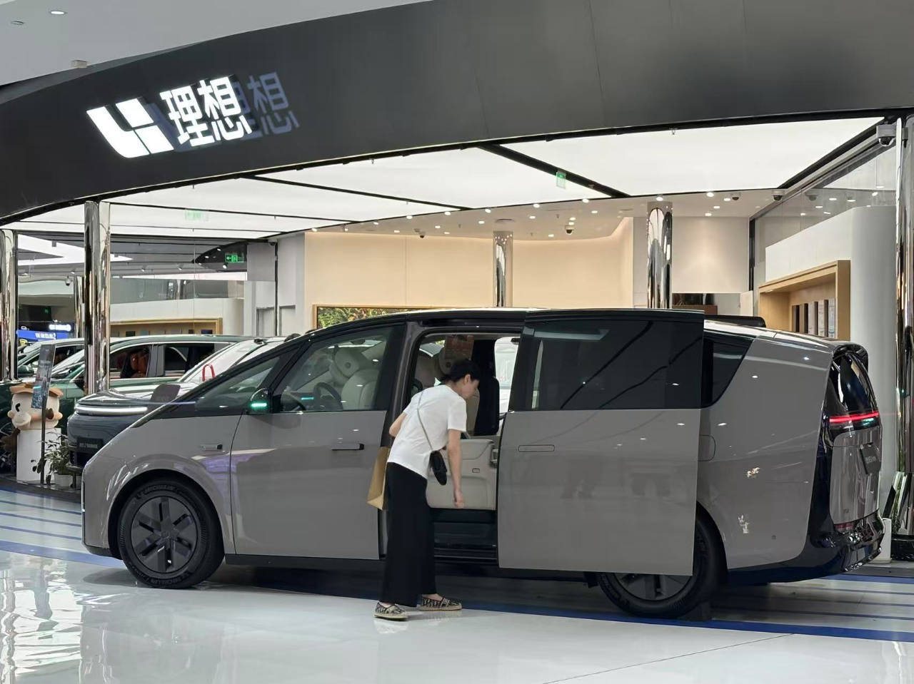 同时卖好增程和纯电,才是理想最大的挑战