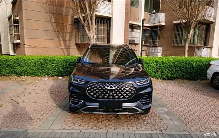 新泗威车载后排航空座椅控制显示器 | 申报2025第七届金辑奖最佳技术实践应用奖