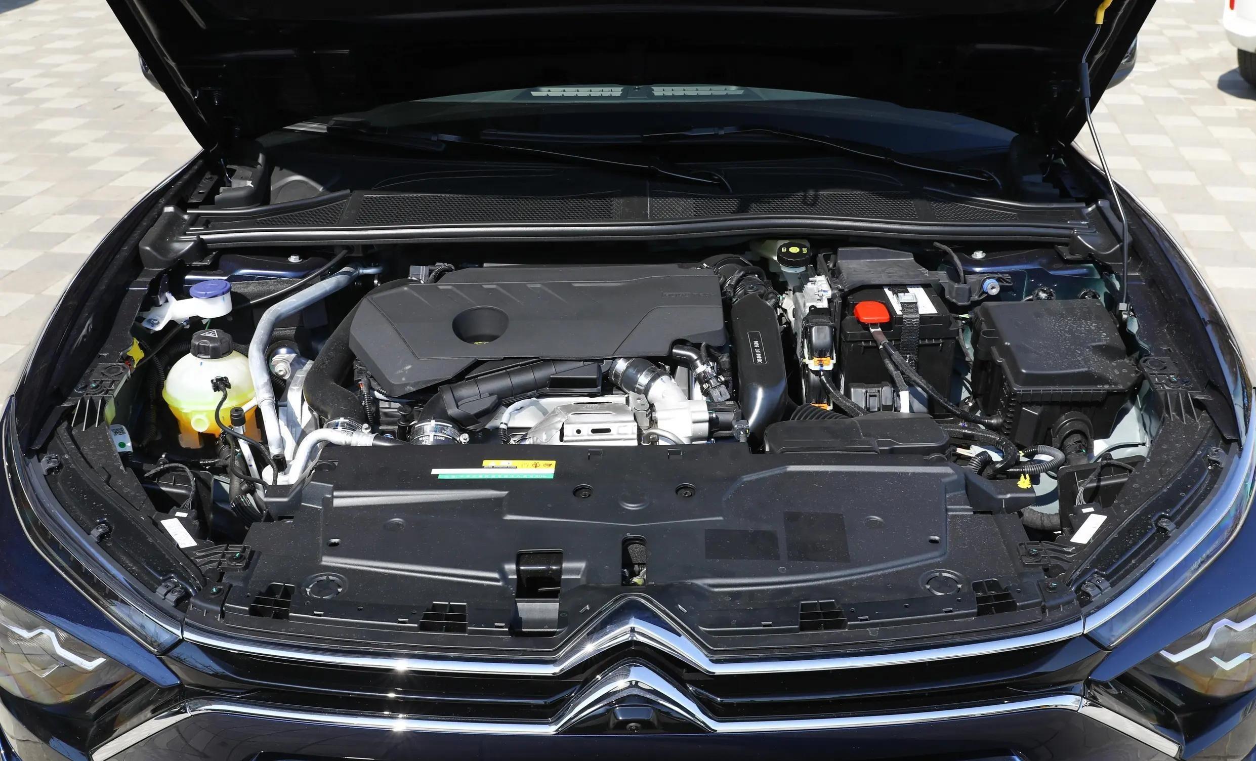 凡尔赛C5 X获2025中汽夏测健康与操控双安全权威验证证书