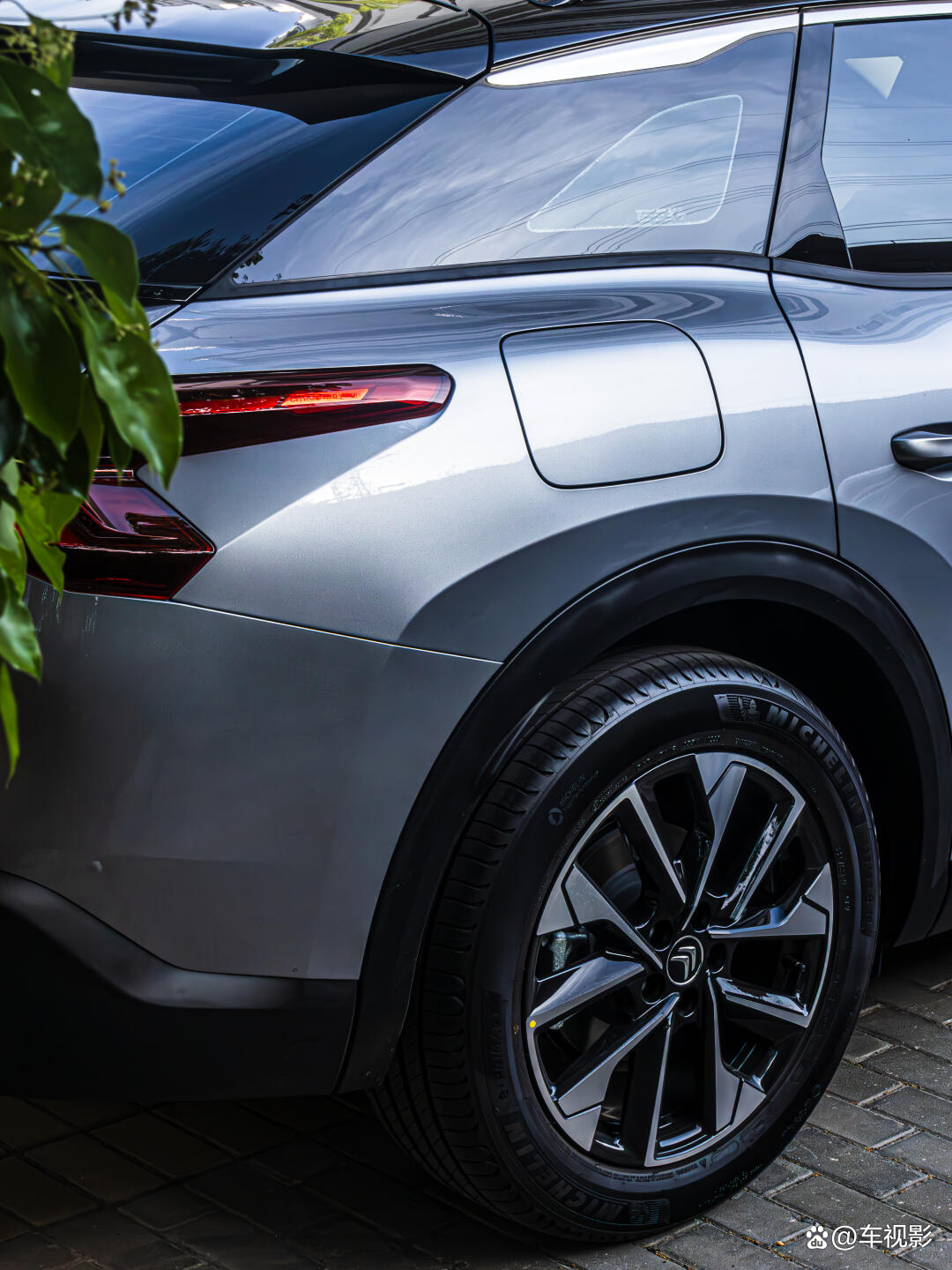 凡尔赛C5 X获2025中汽夏测健康与操控双安全权威验证证书