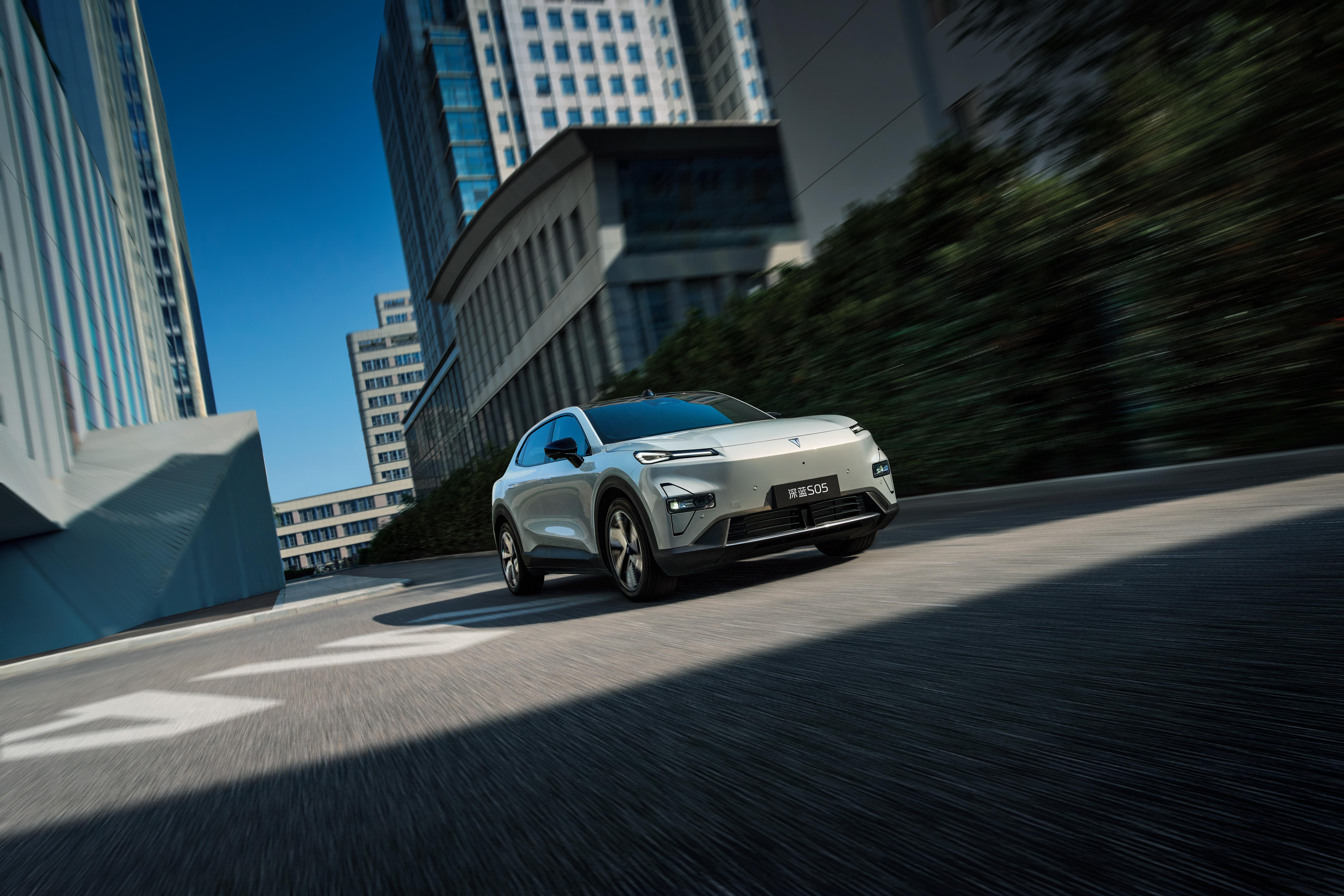 中国长安汽车集团首款全新车型深蓝L06亮相