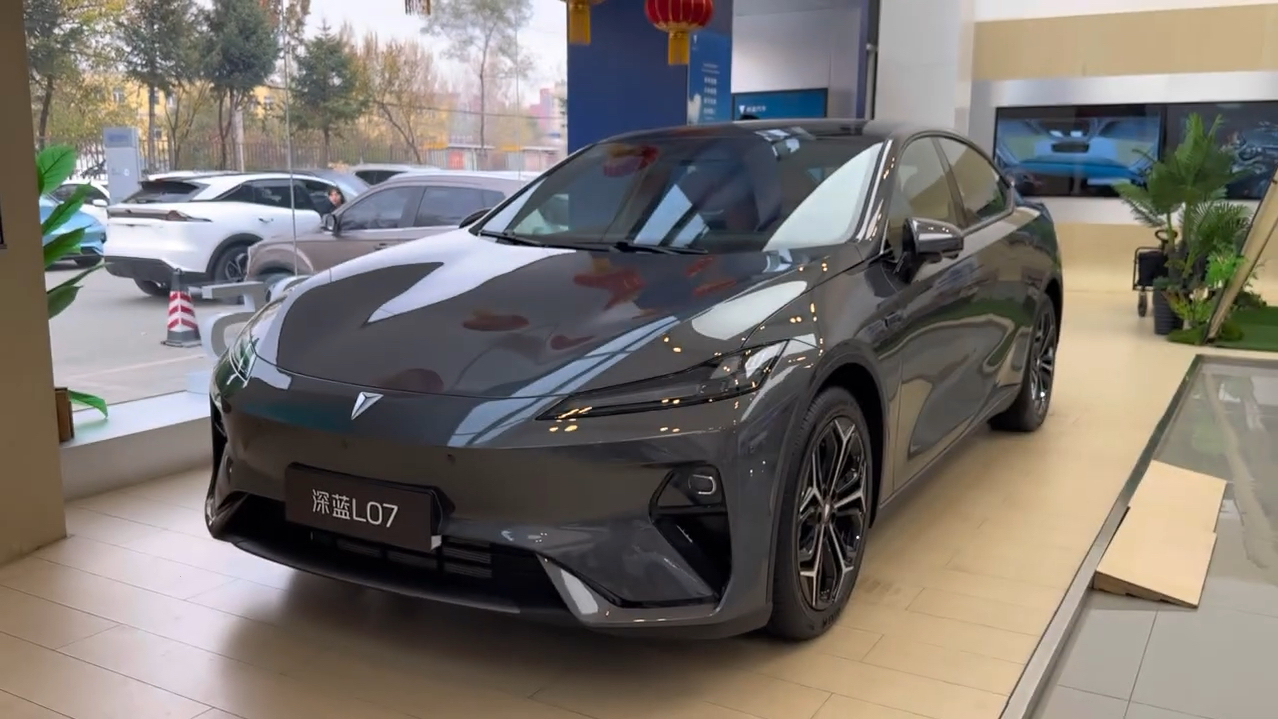 中国长安汽车集团首款全新车型深蓝L06亮相