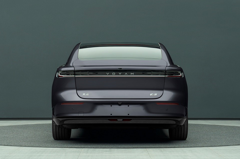 岚图CEO卢放确认两大旗舰车型：追光L轿车与泰山SUV