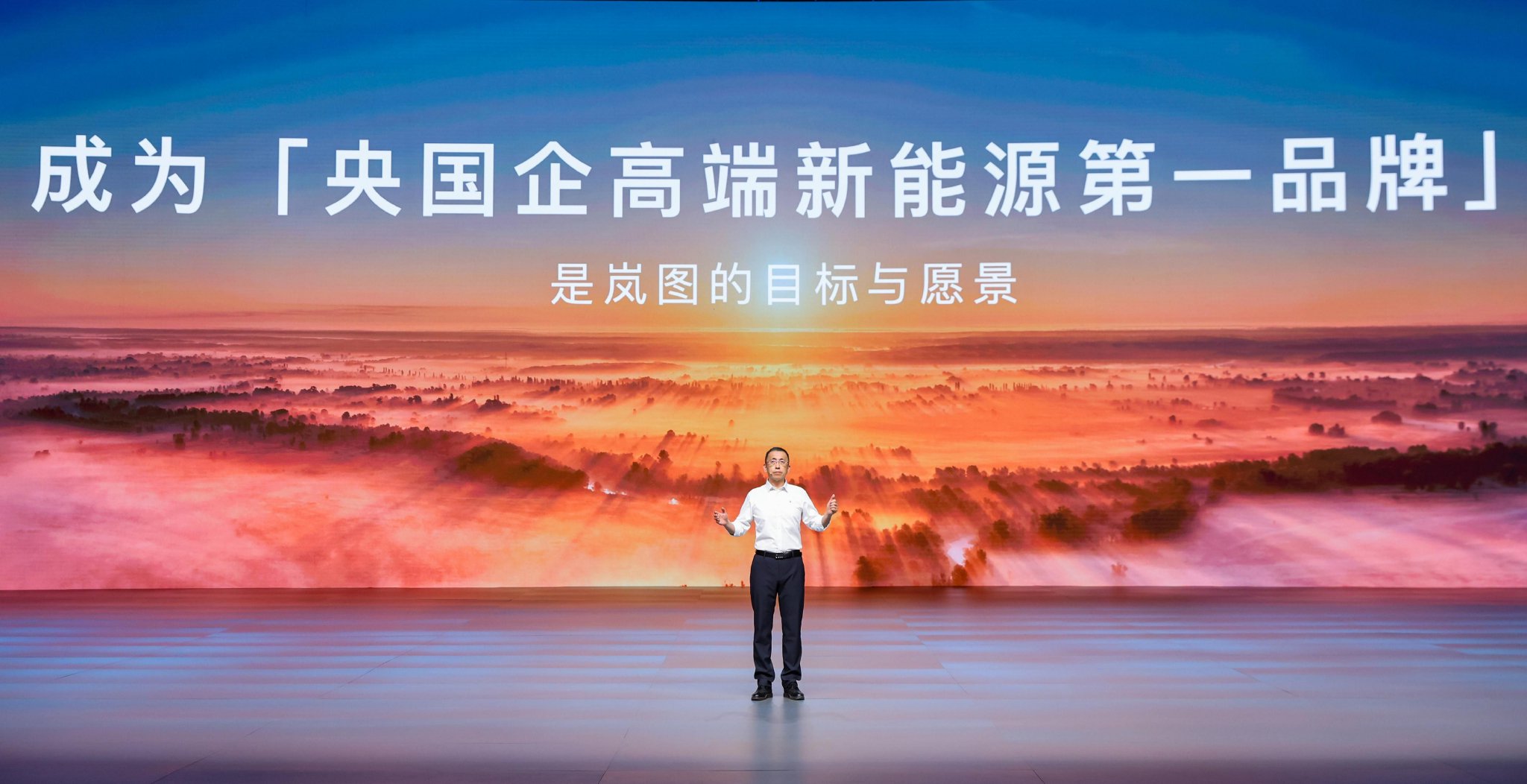 岚图CEO卢放确认两大旗舰车型:追光L轿车与泰山SUV