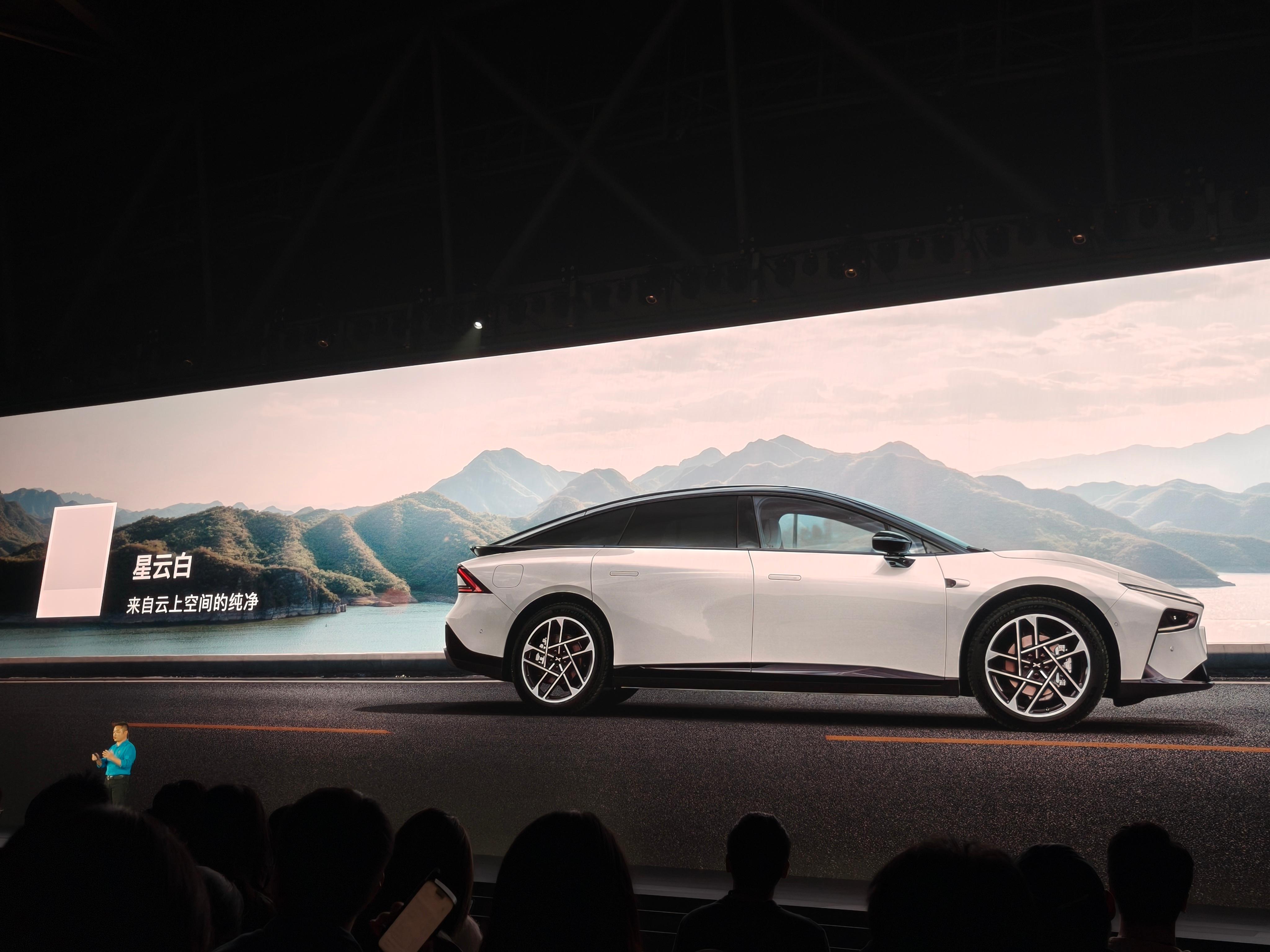 全新小鹏P7鹏翼门版亮相，拥有哑光银配色和专属配置