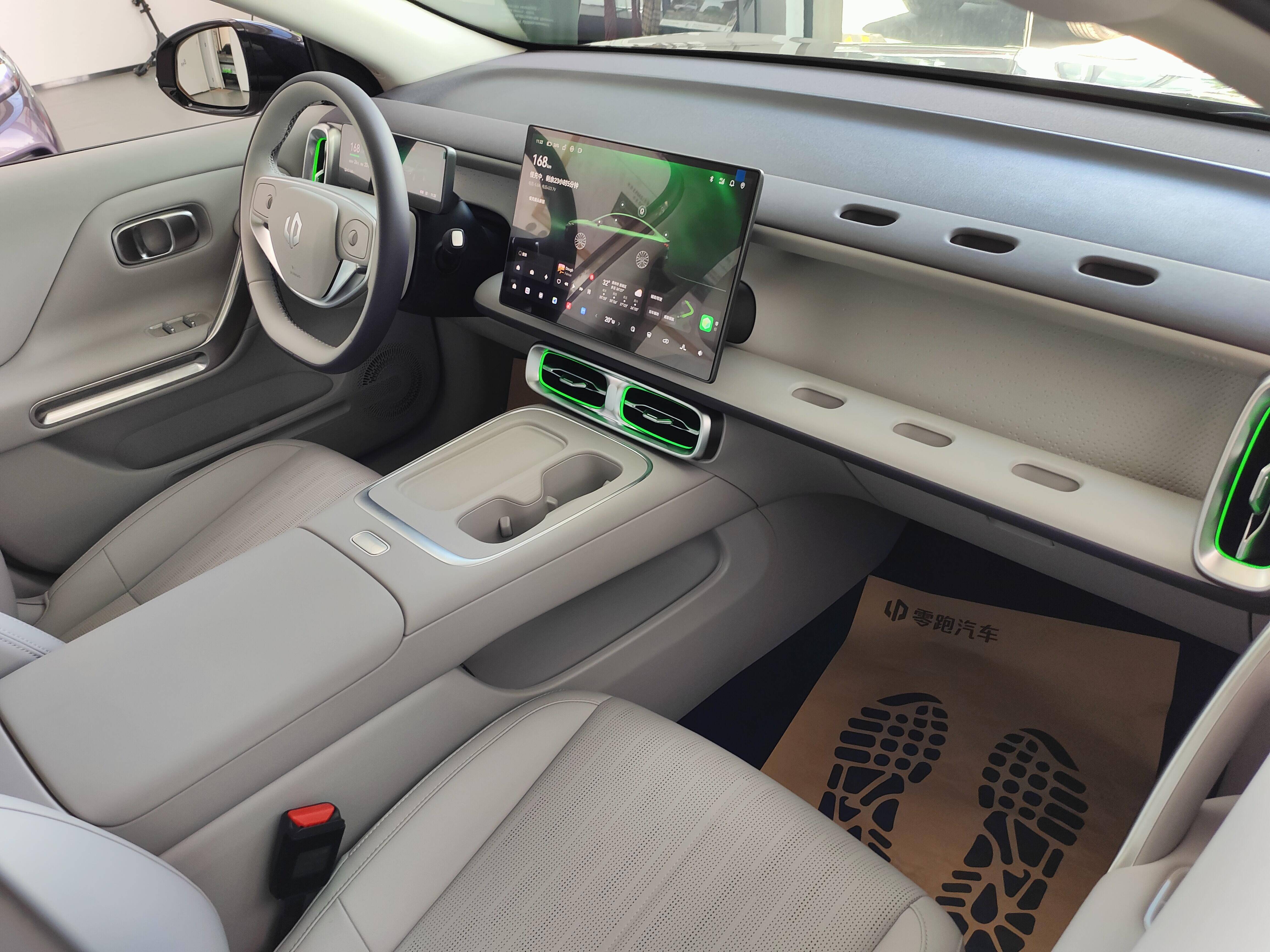 成都车展燃情双响！零跑B10新色首发暨B01万台交付