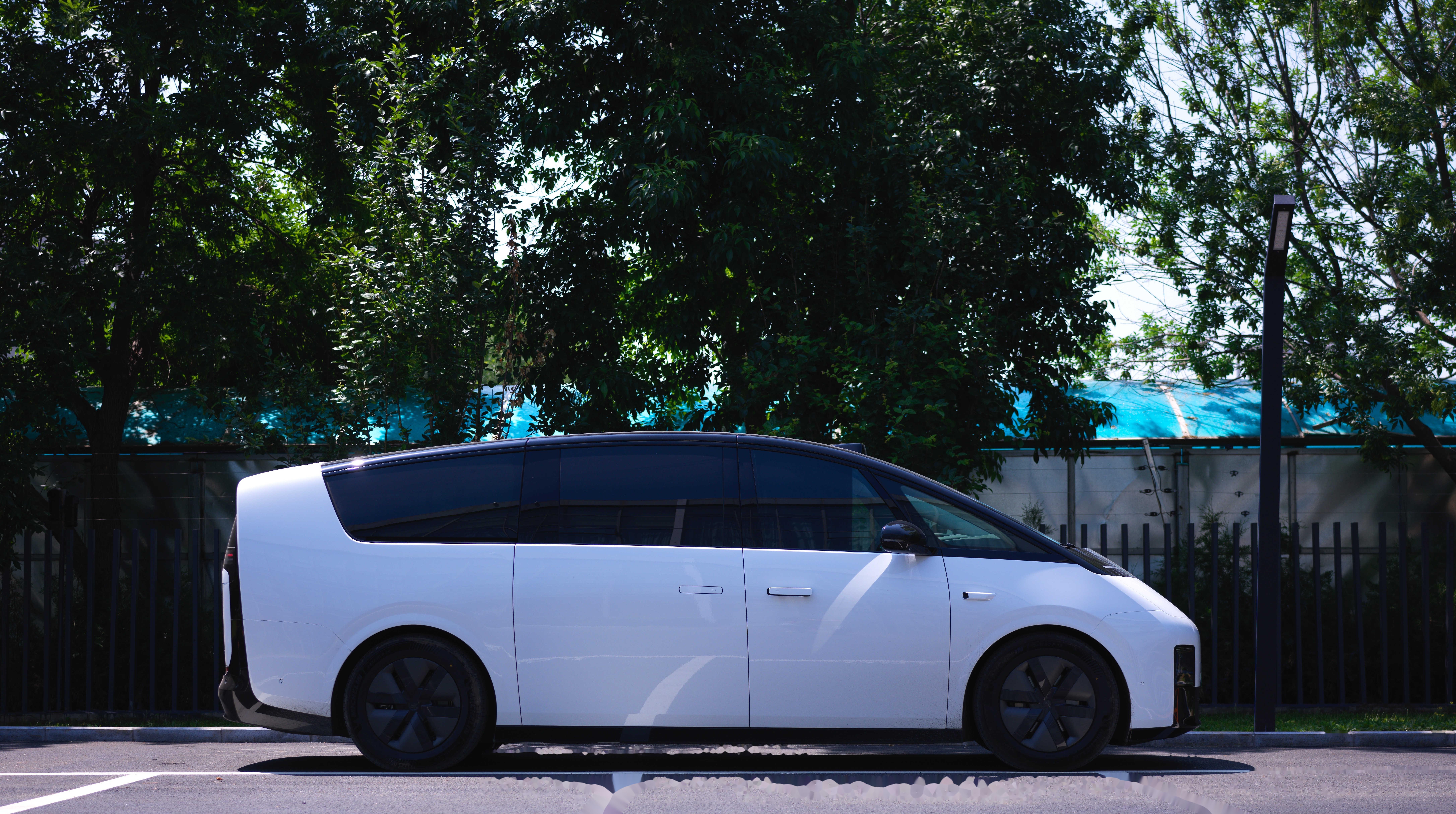 理想MEGA车型8月交付超3000台