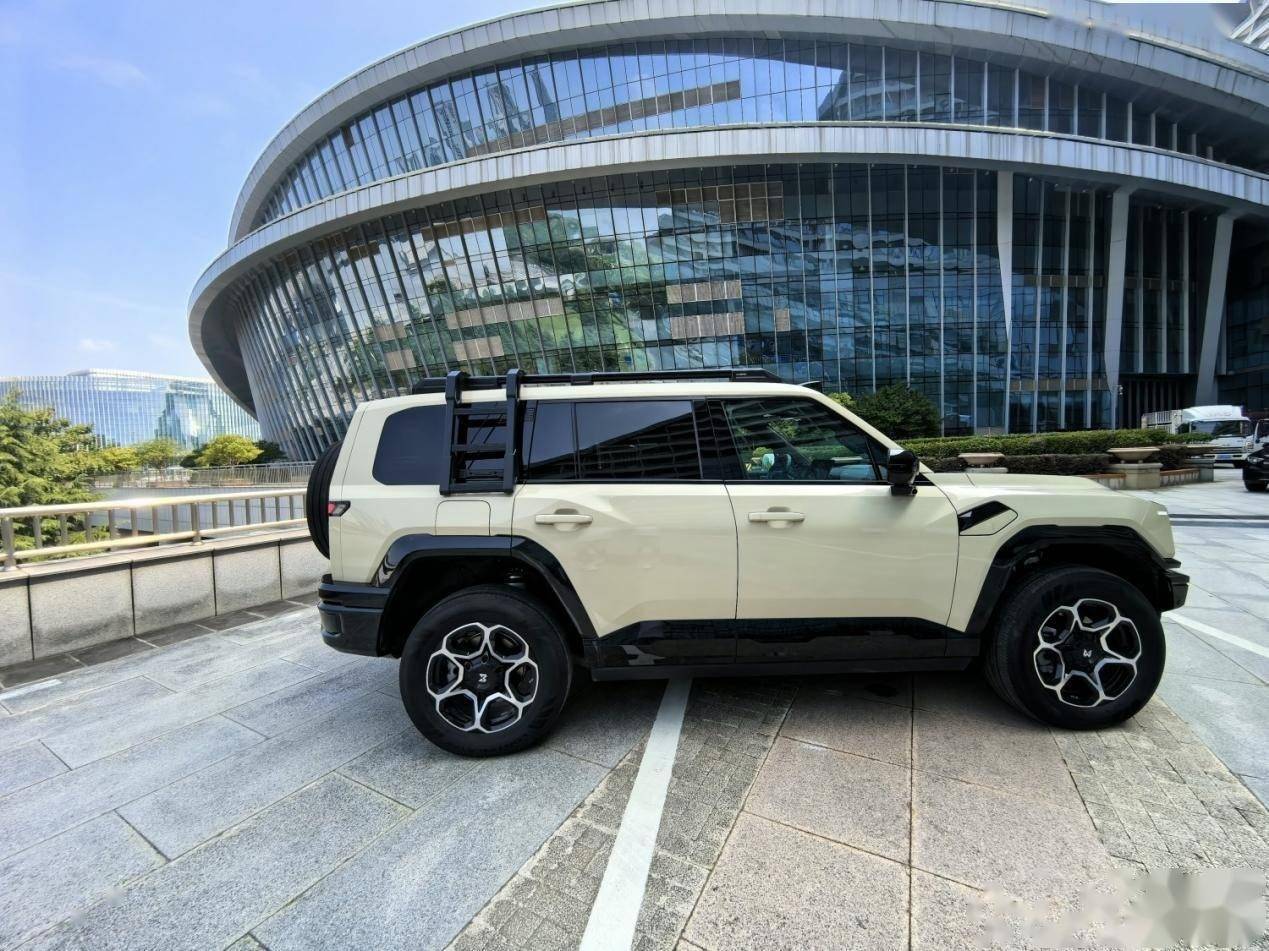 智野“双响”打破“行规”，猛士M817预售32.99万起！