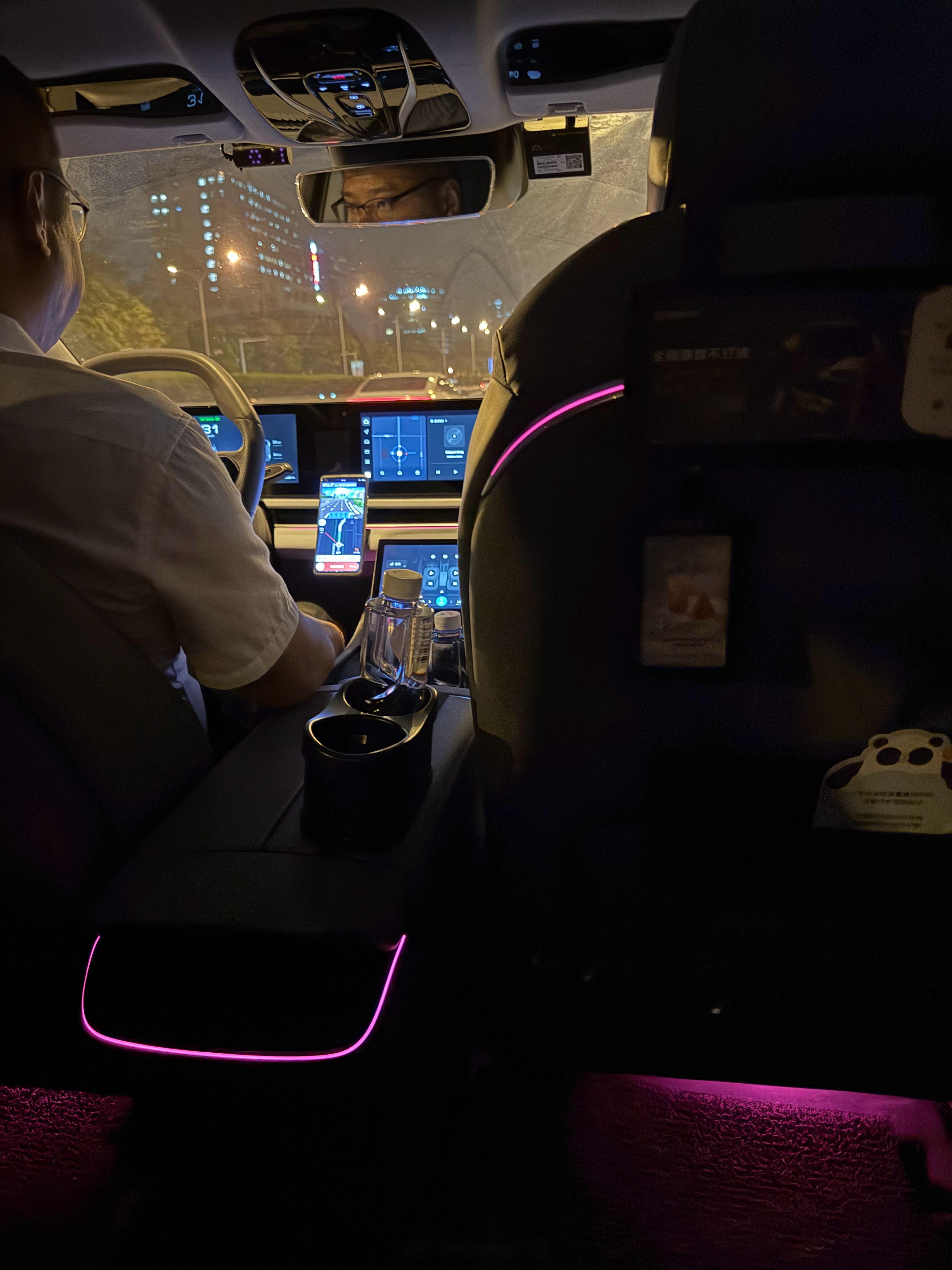 用户倒逼出终身质保，被迫“听劝”的岚图真的太想上主桌了