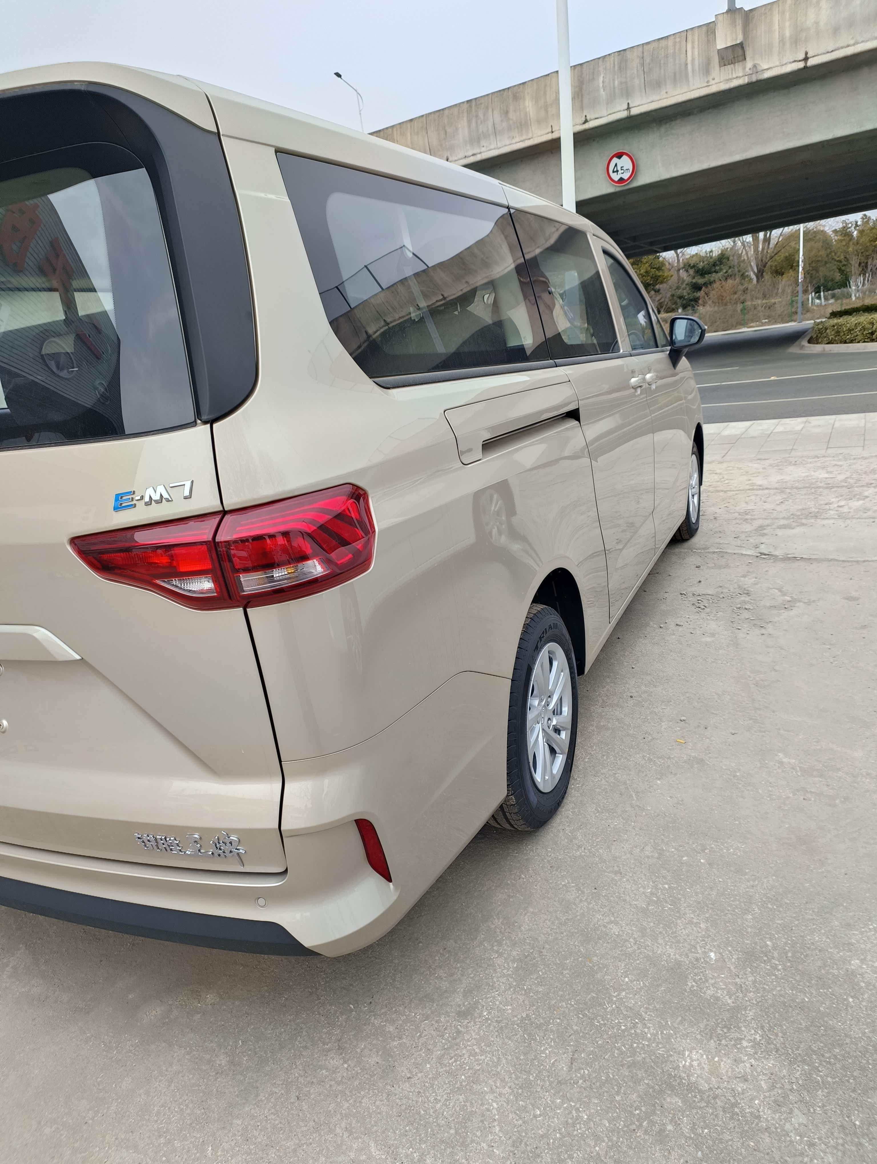 定位中大型MPV 锐胜M8正式亮相