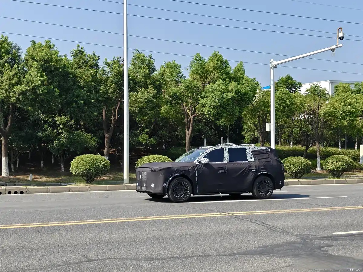 剑指高端豪华市场 岚图首款全尺寸大6座SUV泰山首秀 同步开启预订