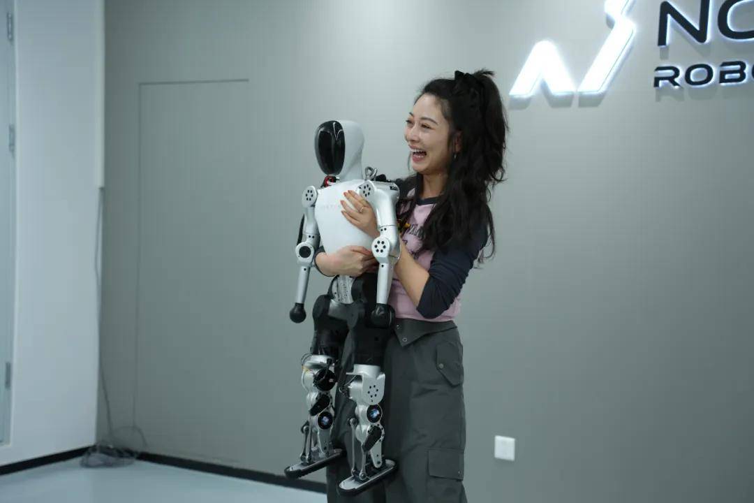 机器人“小孩哥”仅9998元，松延动力发布重磅新品