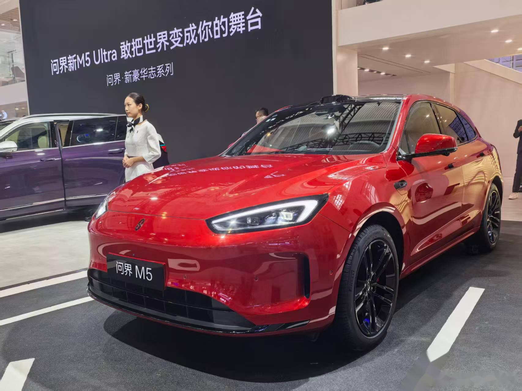 至高3.7万权益 问界新M5Ultra限时免费选装跃影红车色